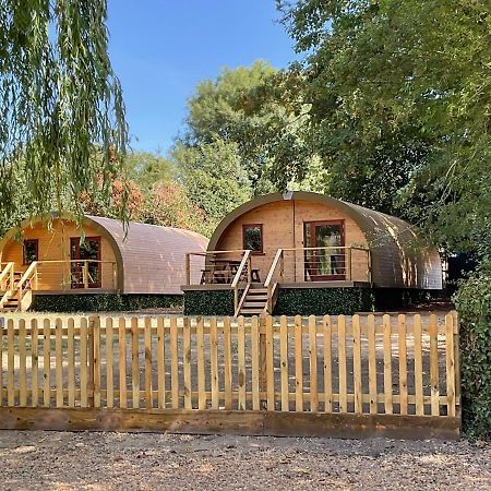 Cosy And Eco-Friendly Cabins Next To 16Th Century Pub Newmarket  Exteriér fotografie